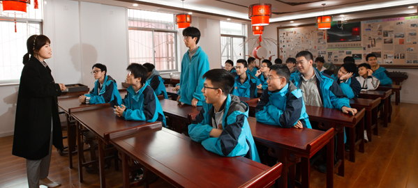 宁陕 分类教学，因材施教，采取“一类一方案、一人一目标”的教学方法